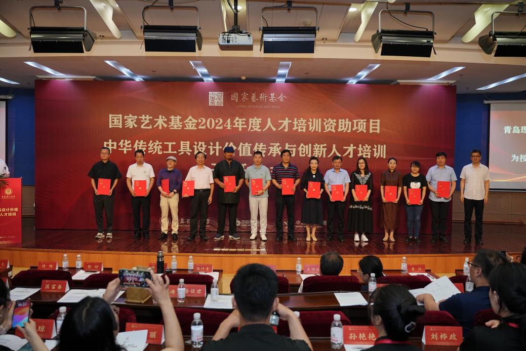 图10 太阳成集团人文社科处处长郭印为项目总督学和授课专家颁发聘书