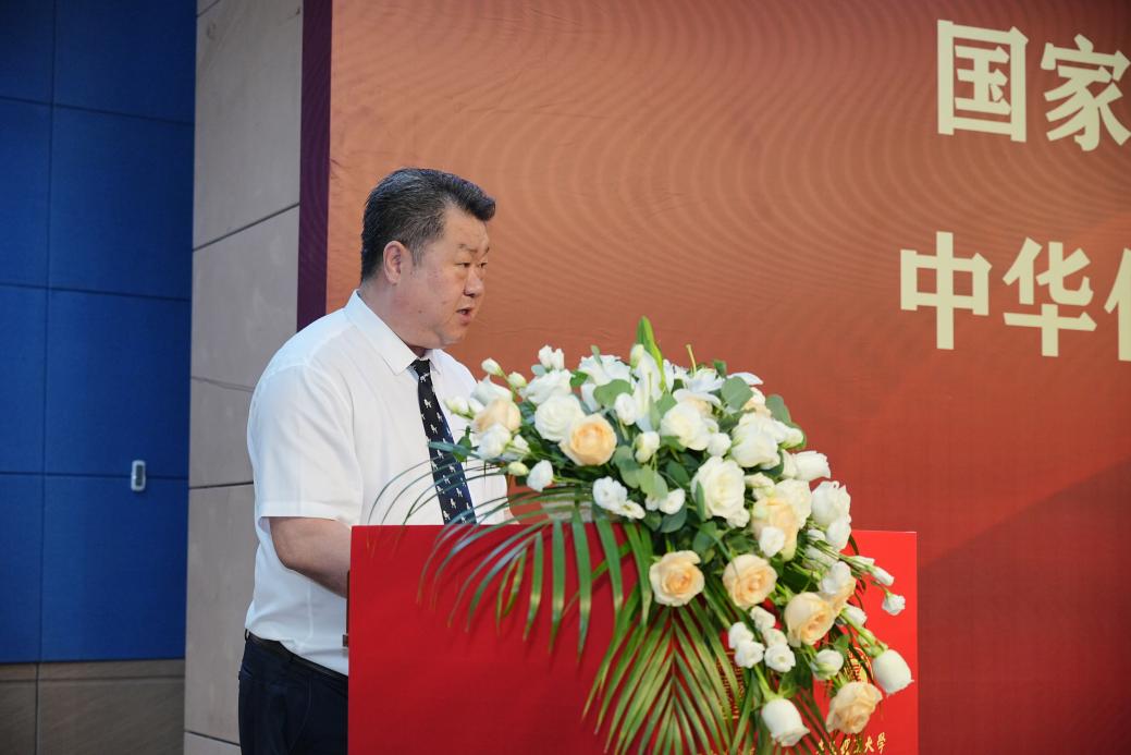 图2 艺术与设计公司党委副书记、经理孙波主持讲话,例1